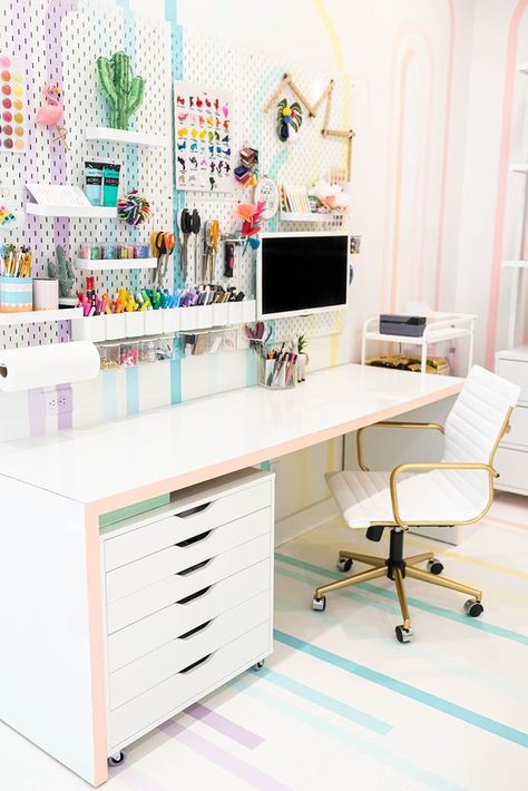 Teen Art Room, Rangement Art, Craft Room Design, Creative Workspace, Creative Spaces, Perfect Desk, Office Crafts, Craft Room Office, Craft Room Organization