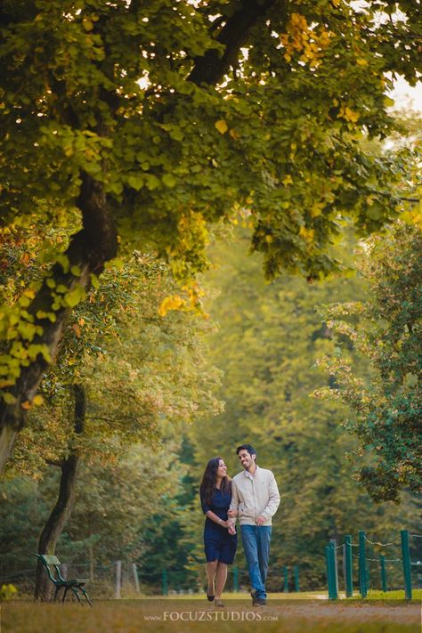 शादी की तस्वीरें, Pre Wedding Photoshoot Props, Prewedding Outdoor, Pre Wedding Photoshoot Outfit, Wedding Photography Ideas, Wedding Photoshoot Props, Indian Wedding Photography Couples, Pre Wedding Shoot Ideas, Pre Wedding Photoshoot Outdoor