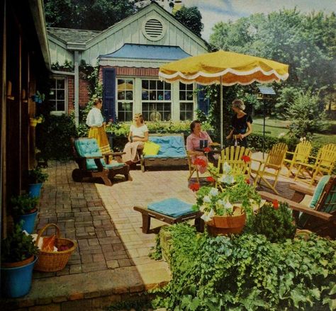 70s Backyard, 60s Garden, Vintage Patio Furniture, Cute Plants, Retro House, 70s House, Vintage Patio, California Bungalow, House Backyard