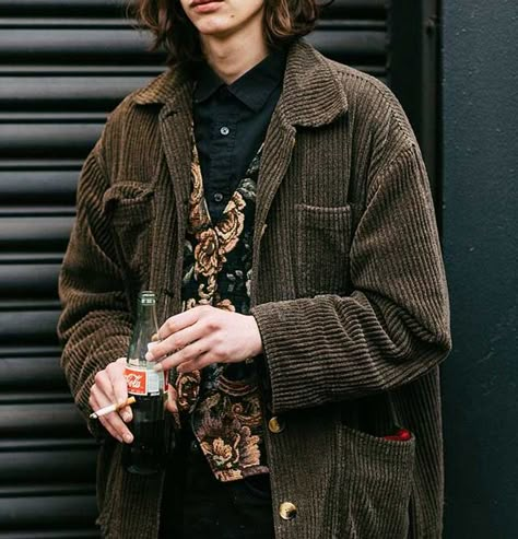 70's look 70s Alternative Fashion Men, Masculine 70s Outfits, Whimsigoth Mens Fashion, 70s Clothes Men, Whimsigoth Men, 70s Aesthetic Men, Vintage Coat Men, Aesthetic Outfits Black, Outfits Black Men