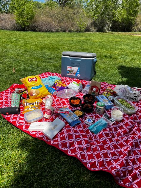 Picnic 
Picnic food
Picnic inspo Picnic Things To Bring, Foods To Bring To A Picnic, What To Pack For A Picnic, Picnic Inspo, Picnic Inspiration, Picnic Date, Picnic Food, Picnic Foods, Picnic Party