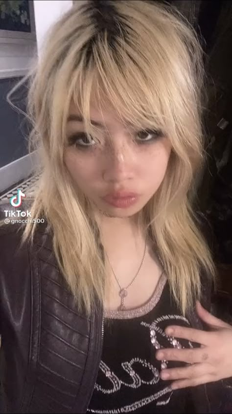 Short Blonde Scene Hair, Beabadoobee Blonde Hair, Scene Side Bangs, Trashy Y2k Hair, Emo Layered Hair, Side Bang Haircut, Emo Side Bangs, Werewolf Haircut, Beabadoobee Blonde