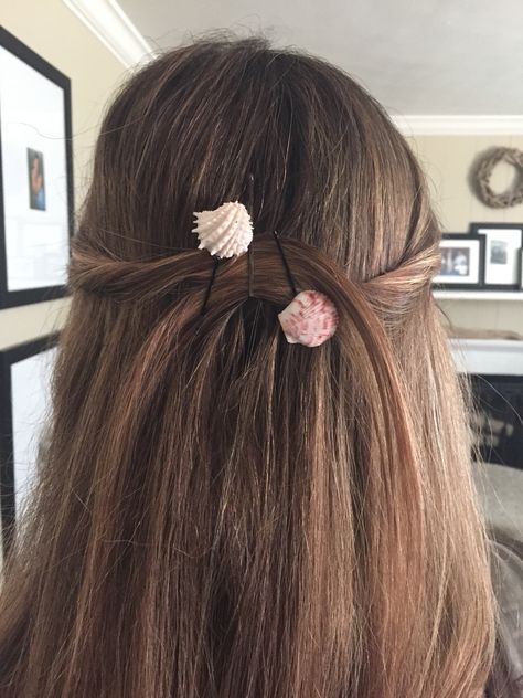 Sea shell hair clips Sea Shell Bobby Pins, Shells Hair Accessories, Sea Shell Hair Clip, Seashell Hair Pins, Sea Shells In Hair, Shell Hair Clips Diy, Seashell Crafts Aesthetic, Sea Shell Hair Accessories, Seashell Hair Clips