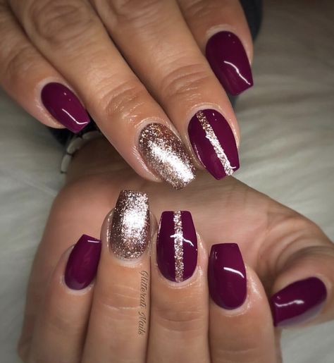 Pretty Fall, or Winter Nails. Burgundy silver nails Burgundy Dip Powder Nails Design, Nail Designs With Burgundy, Maroon And Silver Nail Designs, Teal And Burgundy Nails, Burgundy Nail Polish Designs, Maroon Silver Nails, Burgundy Nails With Silver, Classy Burgundy Nails, Berry Nails With Glitter