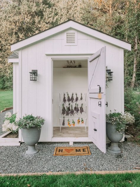 Backyard Shed Design, Farmhouse Shed Exterior, Cream Shed, White Garden Shed, Backyard Shed Landscaping, White Sheds, Pink Shed, Cute Shed, She Shed Exterior