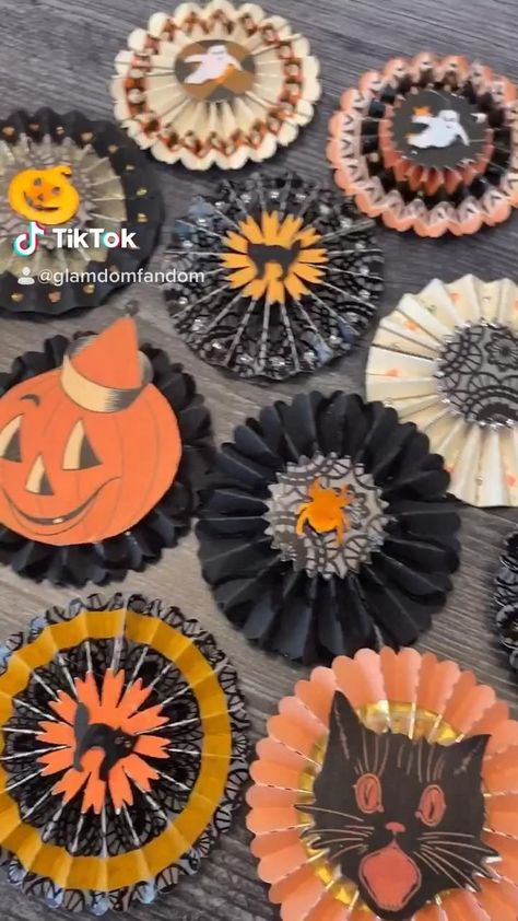 Halloween Papercraft, Vintage Halloween Crafts, Waterfall Card, Moldes Halloween, Halloween Paper Crafts, Christmas Craft Ideas, Paper Rosettes, Adornos Halloween, Halloween Crafts Decorations