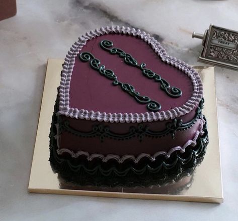 Grunge Bday Cake, Dark Aesthetic Cake Ideas, Alt Birthday Cakes, Goth Bday Cake, Vintage Cake Aesthetic Black, Gothic Cake Birthday, Grunge Birthday Cake, Dark Purple Cake Aesthetic, Dark Purple Birthday Cake