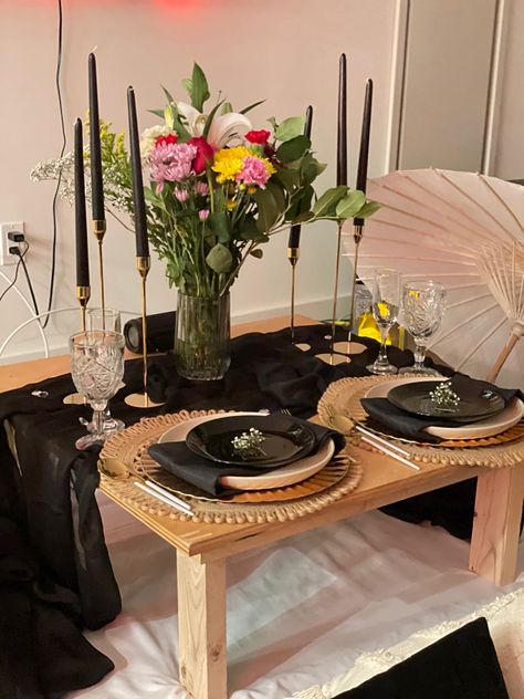 Indoor Picnic Party Decorations, Room Creative Ideas, Glam Picnic, Black Picnic, Romantic Settings, Table Scaping, Picnic Party Decorations, Spring Home Decor Ideas, Picnic Setup