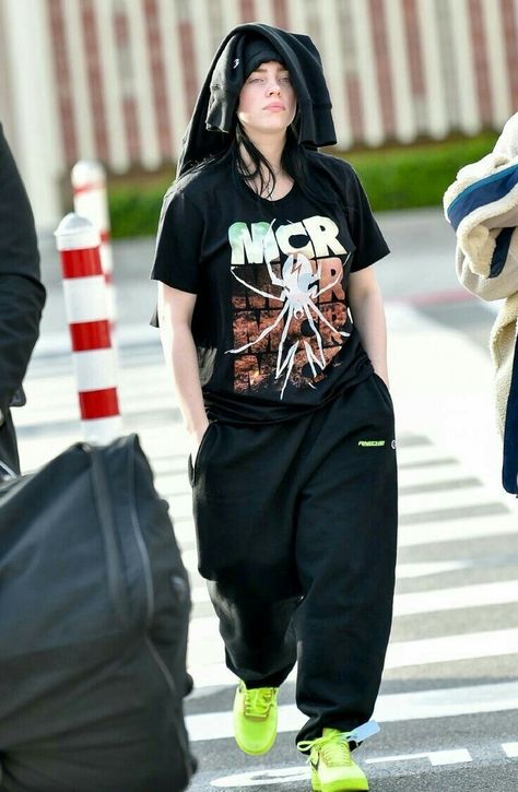 Masc Billie Eilish, Billie Eilish Masc, Billie Eilish Fashion, William Eilish, Aesthetic Mom, Halloween Costumes 2022, Billie Eilish Outfits, Costume Green, Masc Outfits