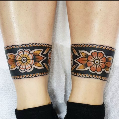 Traditional Tattoo Band, Ankle Cuff Tattoo, Tattoo Cuff, Tattoos Pulseras, Traditional Tattoo Arm, Ankle Band Tattoo, Cuff Tattoo, Traditional Tattoo Inspiration, Traditional Tattoo Flowers