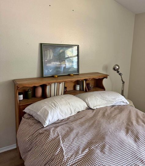 Wood Shelf Headboard, Wooden Bed Frame Aesthetic, Wood Bedframe Aesthetic, Bed With Shelf Headboard, Bookshelf Bed Frame, Bed Shelf Headboard, Bed Shelf Ideas, Bed Frame Shelf, Shelf Next To Bed