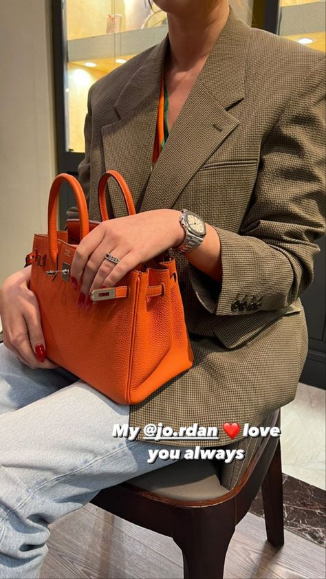 Orange Birkin Outfit, Hermes Kelly Orange, Orange Hermes Bag Outfit, Orange Bag Aesthetic, Orange Handbag Outfit, Orange Bag Style, Orange Purse Outfit, Orange Bag Outfit, Orange Birkin