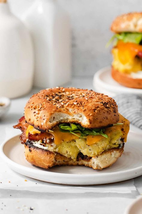 A bagel breakfast sandwich is a great way to eat a protein packed breakfast! Breakfast Bagels, Chicken And Cheese Recipes, Bagel Breakfast, Bagel Breakfast Sandwich, Plain Bagel, Vegetarian Sausages, Breakfast Sandwich Recipes, Prep Breakfast, Breakfast Bagel