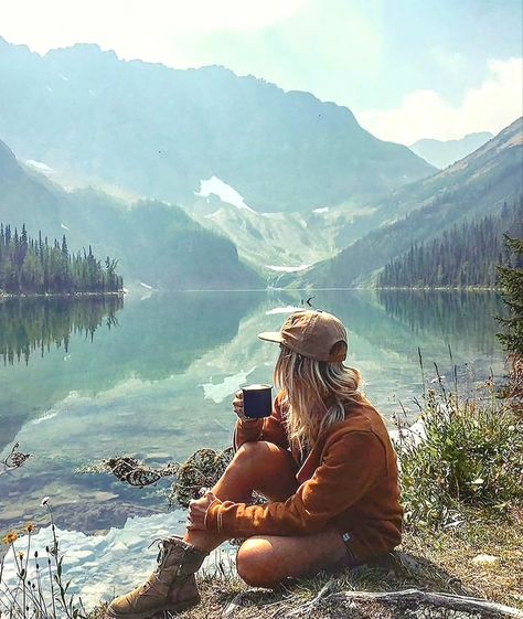 Hiking Girl, Camping Snacks, Hiking Photography, Camping Photography, Camping Aesthetic, Travel Pictures Poses, Hiking Aesthetic, Wellness Travel, Adventure Aesthetic