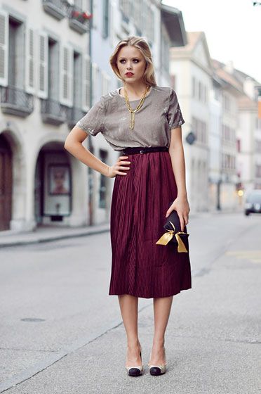 This skirt length is so tricky, but this look is gorgeous. Maroon Skirt Outfit, Velvet Tops Outfit, Maroon Skirt, Accordion Skirt, Long Skirt Outfits, Casual Skirt Outfits, Rock Outfit, Velvet Clothes, Skirt Maxi