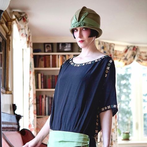 Dr. Colleen Darnell on Instagram: “One of the most spectacular 1920s dresses I have seen, from the newest collection @wildfellhall, shot by the amazing @rcallahanphoto (who…” Vintage Egyptologist, Barret Hat, 1920s Dresses, Louise Brooks, 1920s Dress, Vintage Wardrobe, 1930s Fashion, Roaring Twenties, Cloche Hat