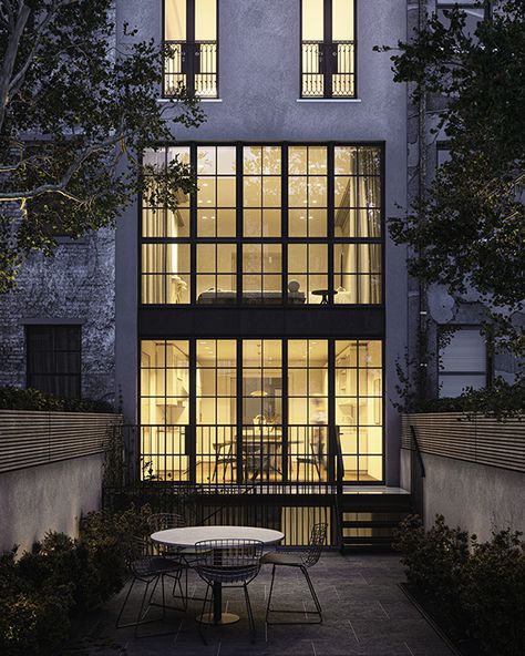 New York townhouse rear glass facade. #townhouse #facade #modern #glass #steel #newyork #realestate #backyard #chelsea Brownstone Courtyard, Chelsea Townhouse, Brownstone Interiors, Stucco Wall, New York Townhouse, New York Projects, Visual Management, Nyc Townhouse, Glass Facade