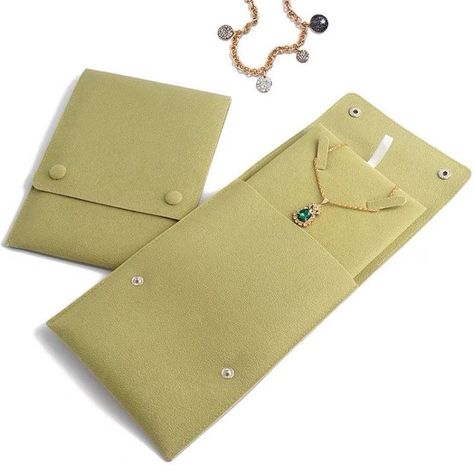 Grass green velvet pendant/necklace jewelry pouch with insert pad, button closure.
Size: Size: 185x130mm
.
.
#tendapack #pouch #jewelrypouch #jewelrypackaging #jewelrybag #necklacepouch #stitching #handmadepouch #handmadebag #packagingsupplies #custompouch #customizedpouch #velvetpouch #velvetbag Lux Packaging, Velvet Envelope, Portable Jewelry Organizer, Suede Jewelry, Pouch Design, Cotton Jewelry, Necklace Packaging, Necklace Storage, Jewelry Drawer