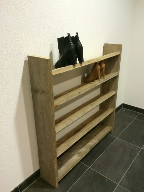 zelfgemaakt steigerhouten schoenenrek Pallet Projects Decor, Loft Plan, Diy Shoe Rack, Shoe Shelves, Tips For Success, Room Closet, Diy Interior, Creative Living, Pallet Ideas