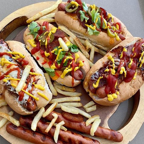 Shailja Sharma on Instagram: “Hot Dog Bar - Scrumptious Tasty Chilli Dog Boats  #hotdog #chillidog #newyorkdogs #seattlehotdog #chicagohotdog #sundaybrunch…” Sharma Chicken Bowls, Chilli Dogs, Seattle Hot Dog, Chicago Hot Dog, Nacho Bar, Flag Food, Hot Dog Bar, Corn Dogs, Patriotic Crafts