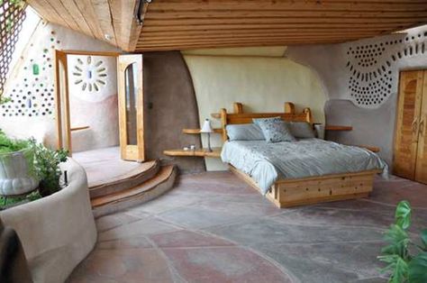 I would love waking up in this room! Earthship Bedroom, Cob House Plans, Earth Ship, Casa Hobbit, Camper Interior Design, Earthship Home, Natural Homes, Straw Bale, Adobe House