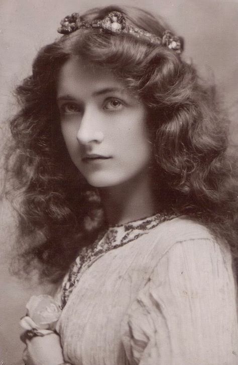 30 Beautiful Portraits of Maude Fealy From the Early 1900s ~ vintage everyday Maude Fealy, Foto Transfer, Portrait Vintage, Mae West, Gene Kelly, Silent Movie, Dita Von Teese, Photo Vintage, Edwardian Era