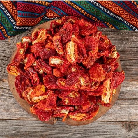 How To make Sun-Dried Tomatoes (In The Oven or Dehydrator) Tomatoes In Oven, Easy Fresh Salsa Recipe, Dehydrate Tomatoes, Easy Fresh Salsa, Roasted Tomato Salsa Recipe, Tomato Suckers, Fresh Tomato Sauce Recipe, Make Sun Dried Tomatoes, Sun Oven