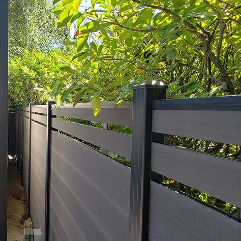 Composite Decking Fence Ideas, Composite Privacy Wall, Composite Privacy Fence, Black Composite Fence, Composite Fence Panels, Composite Fencing Ideas, Composite Fence Ideas, Composite Fences, Grey Home Exterior