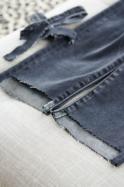 Frayed Jeans Diy, How To Make Ripped Jeans, Diy Distressed Jeans, Diy Ripped Jeans, Diy Jeans, Fringe Jeans, Frayed Hem Jeans, Trendy Jeans, Altering Clothes