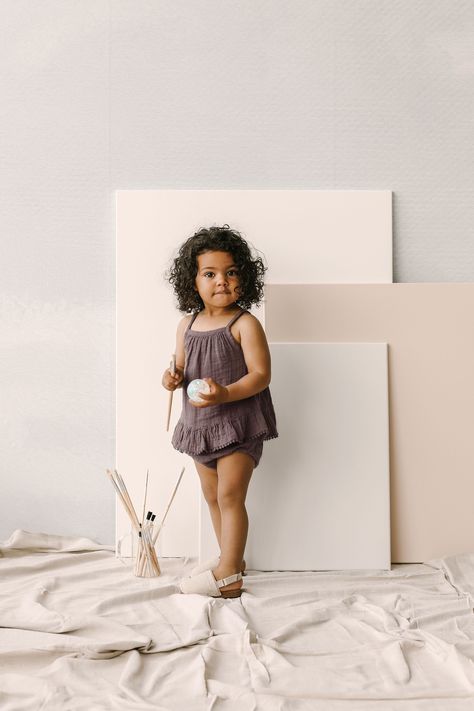 Toddler Studio Photoshoot, Kids Photoshoot Ideas Studio, Kids Studio Photoshoot, Toddler Photography Poses, Kids Photoshoot Ideas, Photography Studio Decor, Photography Studio Setup, Mommy And Me Photo Shoot, Backdrops Kids