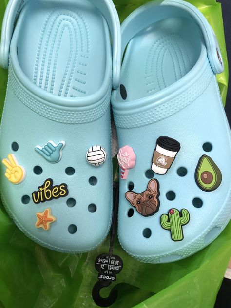 Jibbitz Crocs Ideas, Croc Jibbitz Ideas, Cool Crocs, Crocs Aesthetic, Crocs With Charms, Blue Crocs, Crocs Fashion, Crocs Jibbitz, Hype Shoes