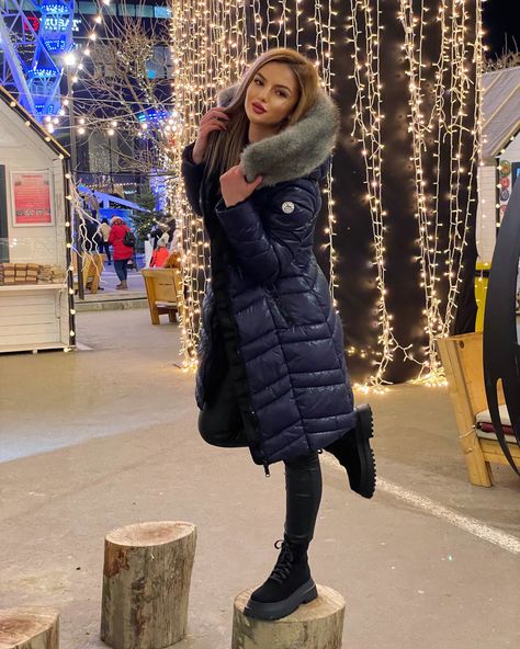 Blue Puffer Coat Outfit, Navy Blue Puffer Jacket Outfit, Long Puffer Coat Outfit, Puffer Coat Outfit, Blue Puffer, Winter 23, Long Puffer Coat, Coat Outfit, Moncler Jacket