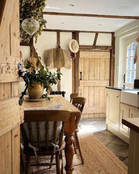 English Cottage Interiors, Farmhouse Rustic Kitchen, Country Cottage Farmhouse, English Cottage Decor, Cottage Aesthetic, Cottage Inspiration, Cottage Interior, English Cottage Style, Cottage Kitchens