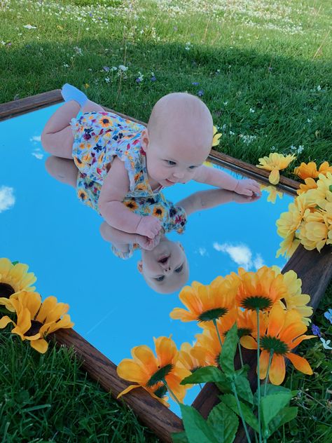 DIY sunflower with mirror photoshoot 4 month old baby girl Earth Day Baby Photoshoot, Spring 6 Month Pictures, Spring Milestone Picture Ideas, August Baby Photoshoot Ideas, Baby Sunflower Photoshoot, May Baby Photoshoot, April Baby Photoshoot, Diy 6 Month Photoshoot, Baby Spring Photoshoot