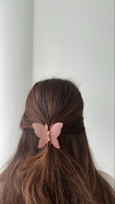 Cute Butterfly Hair Clips, Cute Hair Excessories, Cute Hairclip Aesthetic, Butterfly Hair Clips Aesthetic, Butterfly Hairclips Hairstyles, Aesthetic Hair Clips, Hair Clips Aesthetic, Clip Claw, Butterfly Hair Clips