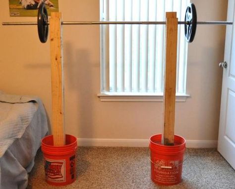 DIY Squat Rack for under 40 bucks. #crafts Squat Rack Diy, Diy Squat Rack, Diy Exercise Equipment, Home Made Gym, Backyard Gym, Diy Gym Equipment, Squat Motivation, Diy Gym, Diy Home Gym