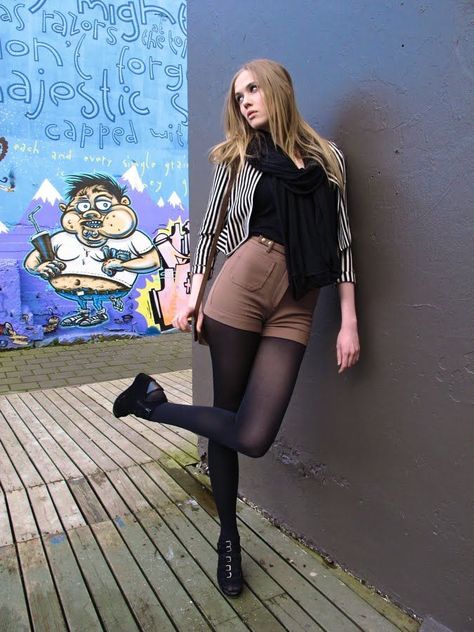 36 Stylish Outfit Ideas with Shorts and Tights Short With Tights Outfit, Shorts And Tights Outfit, Shorts And Tights, Tights Outfits, How To Wear Leggings, Look Short, Moda Chic, Black Pantyhose, Sheer Tights