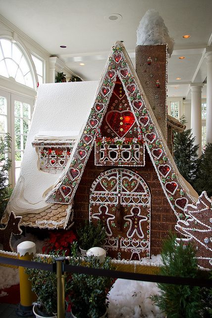 Gingerbread House in Disney's American Adventure by Groucho Dis, via Flickr Gingerbread Chalet, Gingerbread Creations, Cool Gingerbread Houses, Gingerbread House Designs, All Things Gingerbread, Gingerbread House Cookies, Candy House, Christmas Gingerbread House, Holy Cow