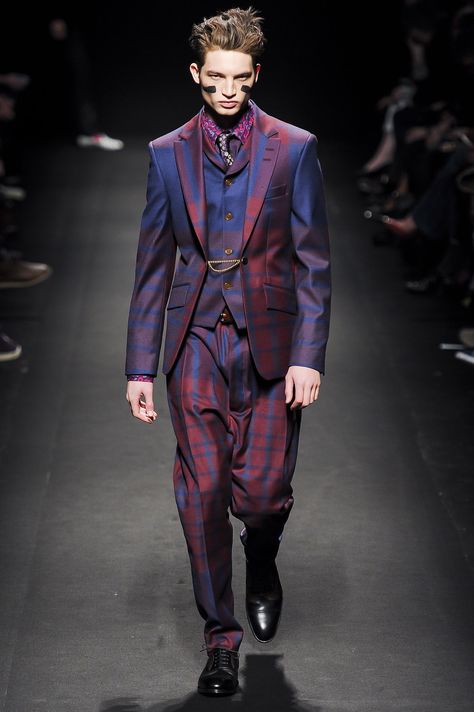 Andreas Kronthaler for Vivienne Westwood Fall 2013 Menswear Fashion Show Vivienne Westwood Suit, Fashion Art Photography, Mens Fashion Week, Made Clothing, Mens Fall, Mens Fashion Trends, Men Looks, Vogue Paris, Vivienne Westwood