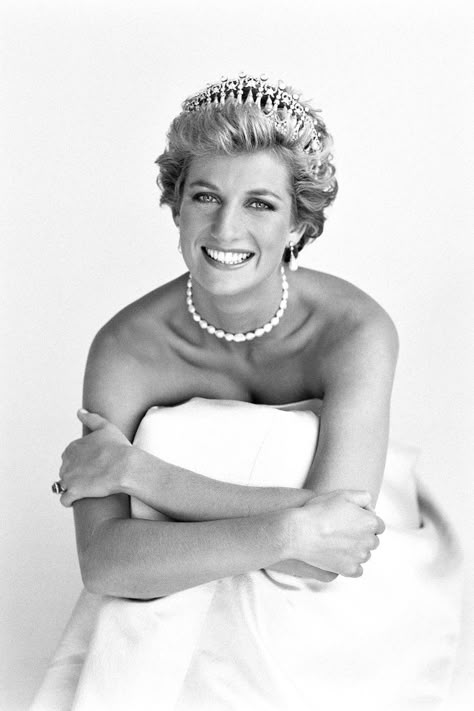 Old Money Wedding, Queen Diana, Money Wedding, Princess Diana Photos, Princess Diana Pictures, Diana Queen, Patrick Demarchelier, Romantic Photos Couples, Princes Diana