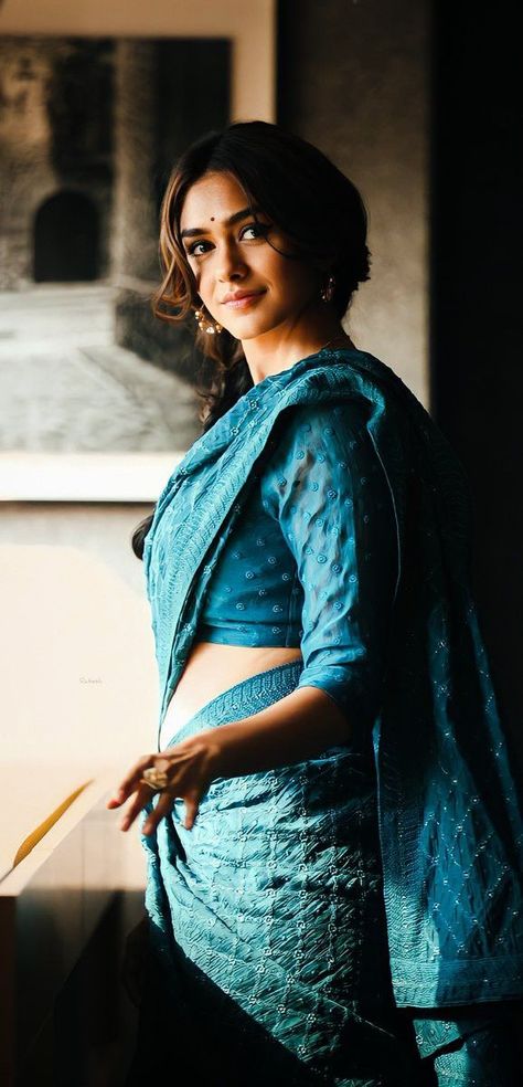 Sita Ramam Saree Looks, Sita Ramam, Actors Illustration, Mrunal Thakur, Classy Outfits For Women, Turkish Women Beautiful, Photo Pose Style, Indian Aesthetic, Aesthetic Women