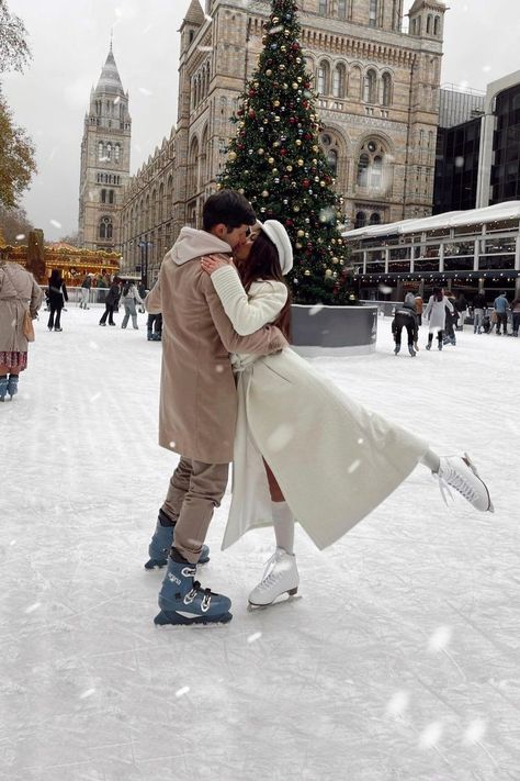 Christmas Skating Rink, Boyfriend Christmas Pictures, Couples Winter Aesthetic, Couple Skating Aesthetic, Ice Skating Couple Aesthetic, Cute Ice Skating Outfit Date, Ice Skating Aesthetic Couple, Christmas Date Aesthetic, Ice Skating With Boyfriend