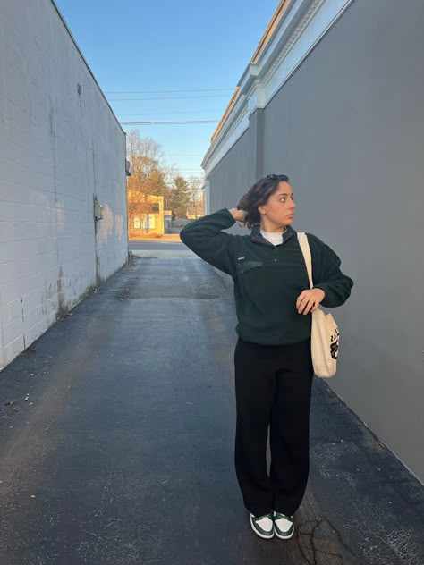 Dunk High Australia Outfit, Green Nike Dunks Outfit Woman, Green And White Dunks Outfit, Patagonia Synchilla Outfit Women, Outfit Con Dunk, Outfits With Dunks Women, Michigan State Dunks Outfit, Olive Dunks Outfit, Olive Green Dunks Outfit