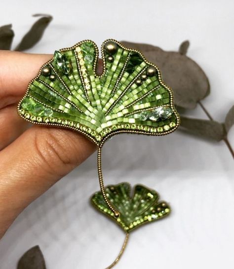 Embroidery Leaf, Pearl Embroidery, Tambour Embroidery, Bead Embroidery Tutorial, Brooch Diy, Beaded Leaf, Bead Embroidery Jewelry, Textile Jewelry, Embroidery Jewelry