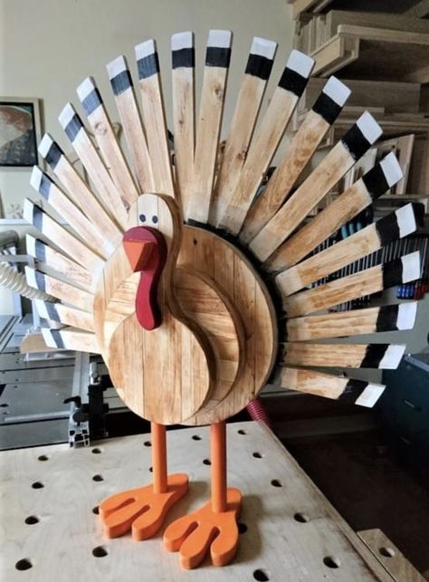 Thanksgiving Cardboard Crafts, Front Door Thanksgiving Decor Ideas, Diy Wood Turkey, Diy Farm Animal Decor, Pallet Turkey Diy Projects, Wood Turkey Diy, Wood Turkey Crafts, Cardboard Turkey, Turkey Yard Art