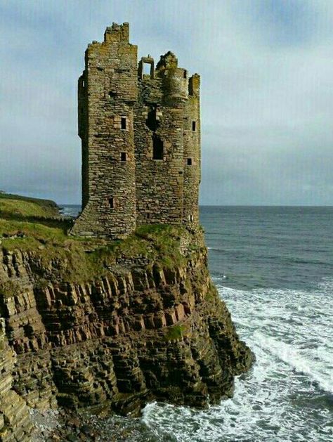 Fantasy Ruined Castle, Scottish Castles Highlands, Old Castle Ruins, Highlands Castle, Castle Ruins Scotland, Cliff Side Castle, Real Castles, Bodiam Castle, Castle Stalker Scotland