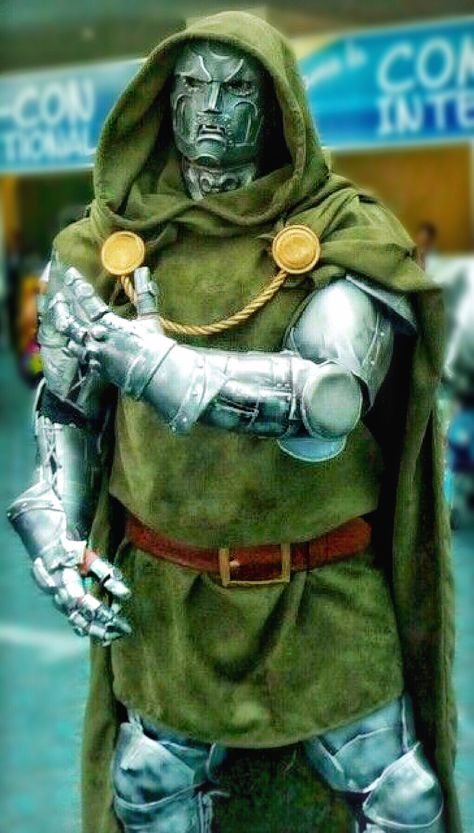 Doctor Victor Von Doom Fantastic Four Cosplay, Comic Thor, Doom Cosplay, Realistic Cosplay, Venom Wolverine, Armadura Cosplay, Best Cosplay Ever, Dr Doom, Doctor Doom