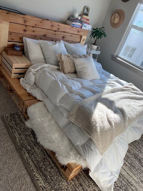 Pallet Platform, Pallet Bed Frame, Diy Pallet Bed, Bedroom Aesthetics, Pallet Headboard, Pallet Beds, Bed Platform, Pallet Bed, Apartment Organization