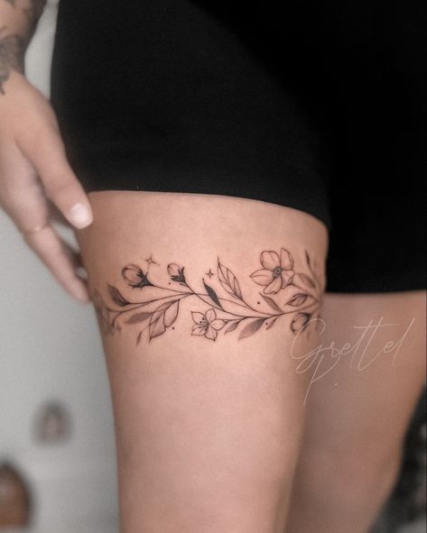 #finelinetattoodesign #floral #bandtattoodesign#finelinetattoos Floral Thigh Wrap Tattoo, Flower Vine Tattoo Thigh, Floral Thigh Cuff Tattoo, Flower Garter Tattoos For Women, Tattoo Around Thigh, Garter Thigh Tattoo, Flower Garter Tattoo, Tattoo Ideas For Leg, Floral Leg Wrap Tattoo