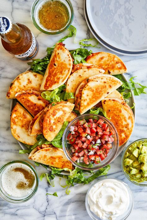 Mini Chicken Quesadillas - Damn Delicious Mini Chicken Quesadillas, Damn Delicious Recipes, Chicken Quesadilla Recipe, Leftover Rotisserie, Bite Size Appetizers, Leftover Rotisserie Chicken, Superbowl Party Food, Rotisserie Chicken Recipes, Chicken Quesadillas